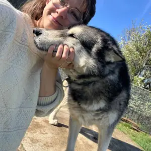 Selfie de Juliette, joue contre joue avec un malamute noir et blanc de Franck